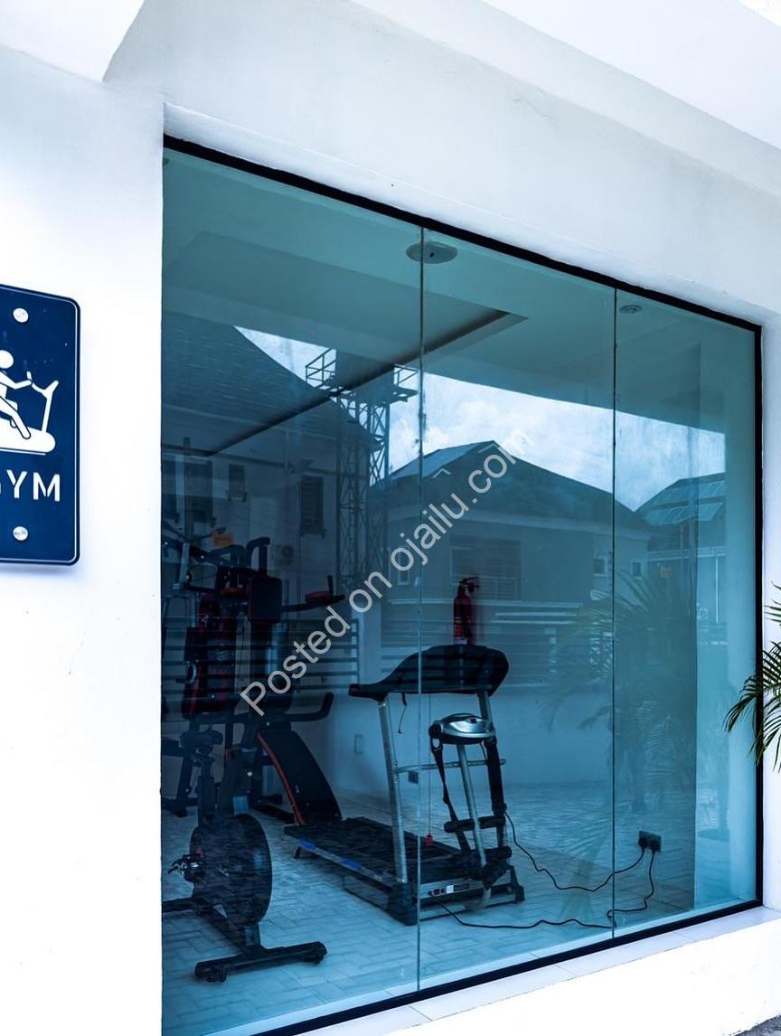 Lekki Phase One Luxury: Pool, Gym & Elevator