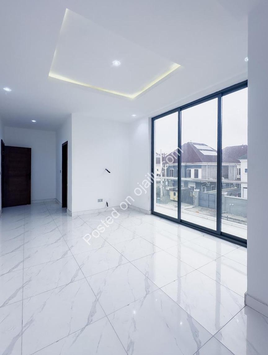 Lekki Phase One Luxury: Pool, Gym & Elevator
