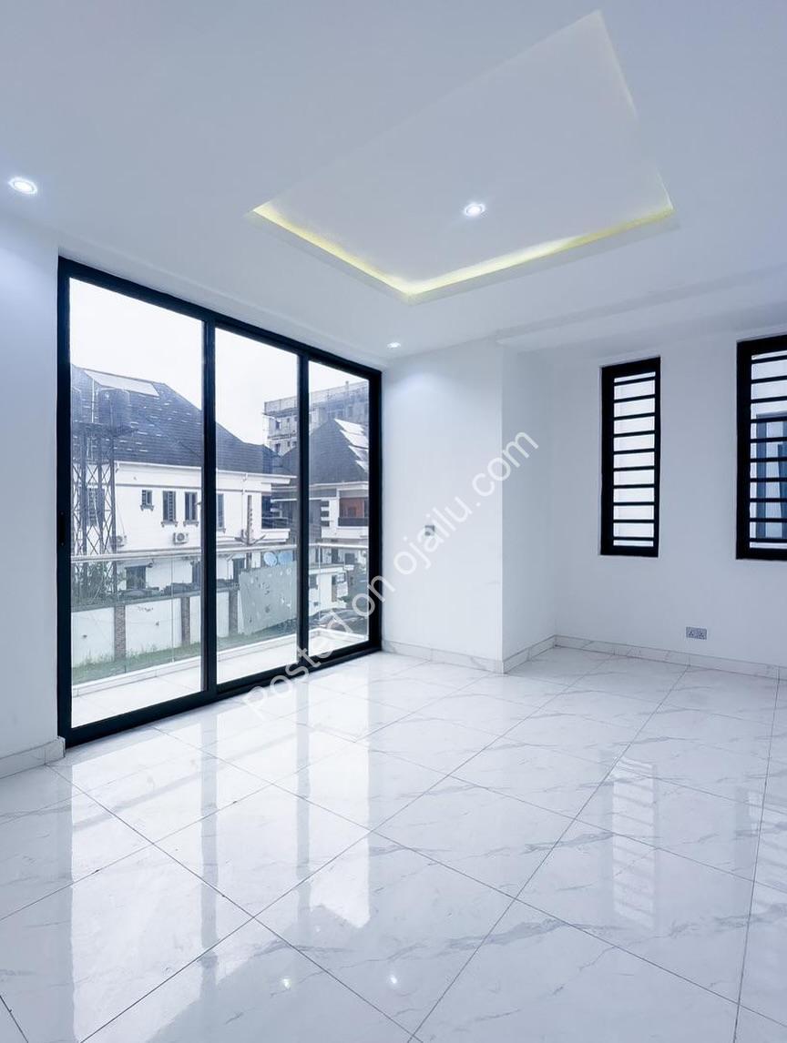 Lekki Phase One Luxury: Pool, Gym & Elevator