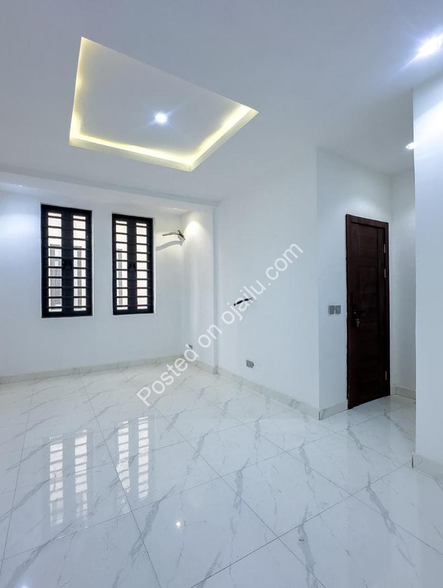Lekki Phase One Luxury: Pool, Gym & Elevator