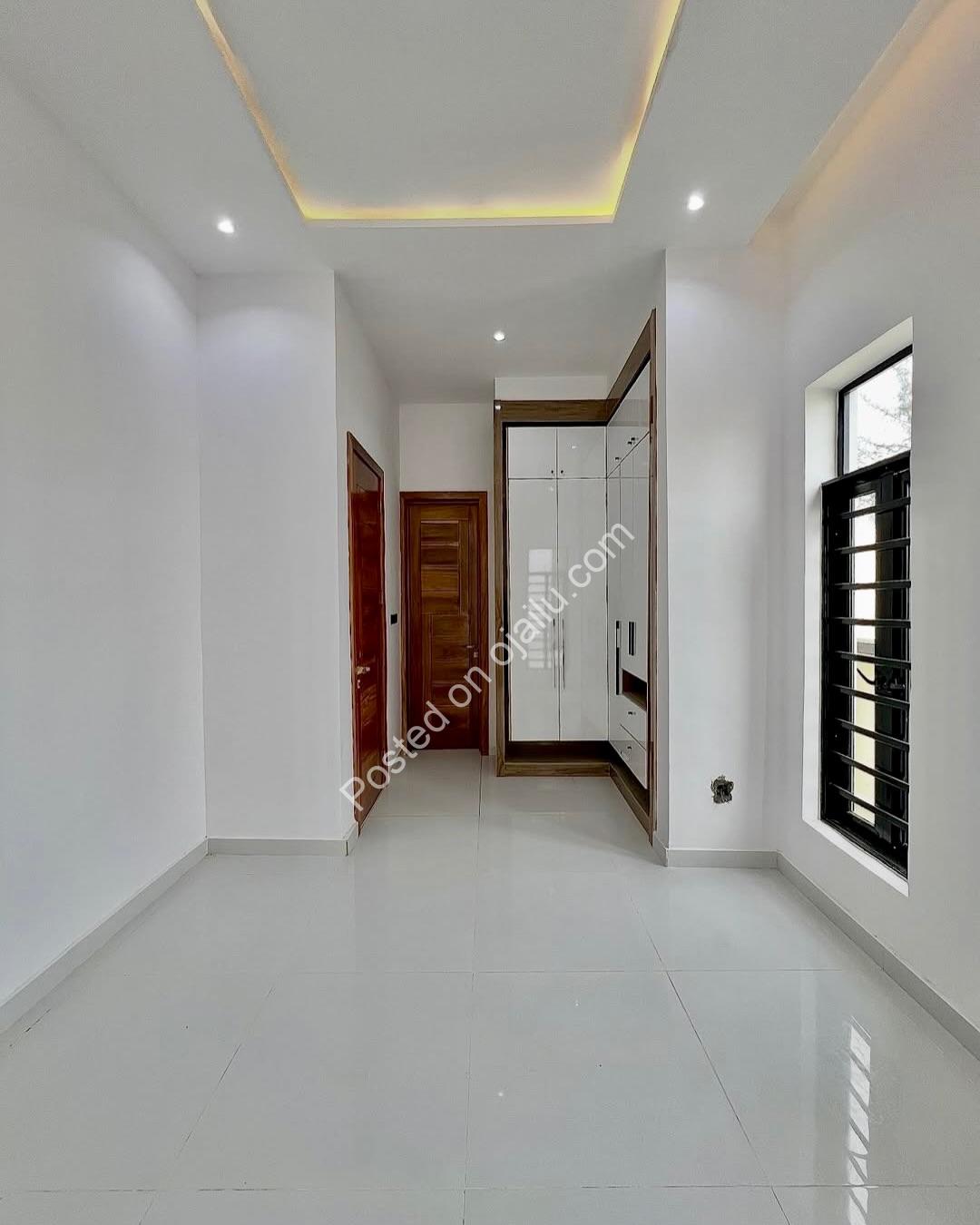 Exclusive 5-Bed Haven with Pool in Lekki County