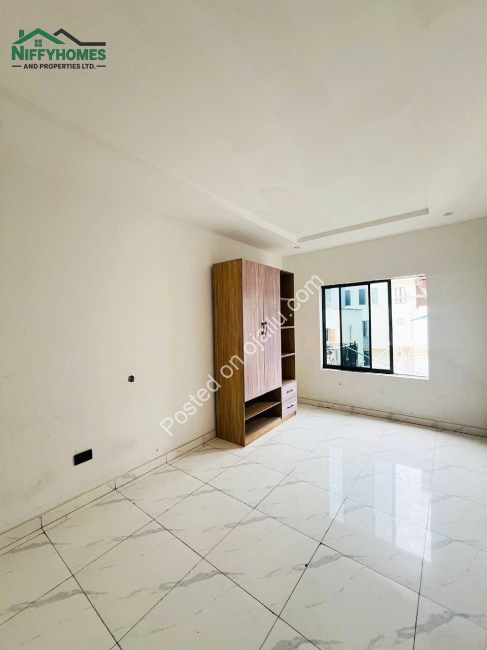 Sleek 2-Bed with Resort-Style Pool & Gym in Ikate
