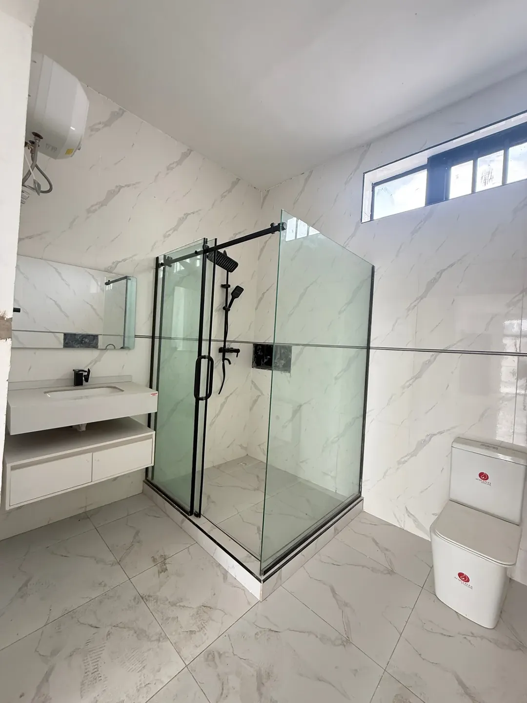 Chevron’s Finest: 4-Bed Haven with Rooftop Terrace