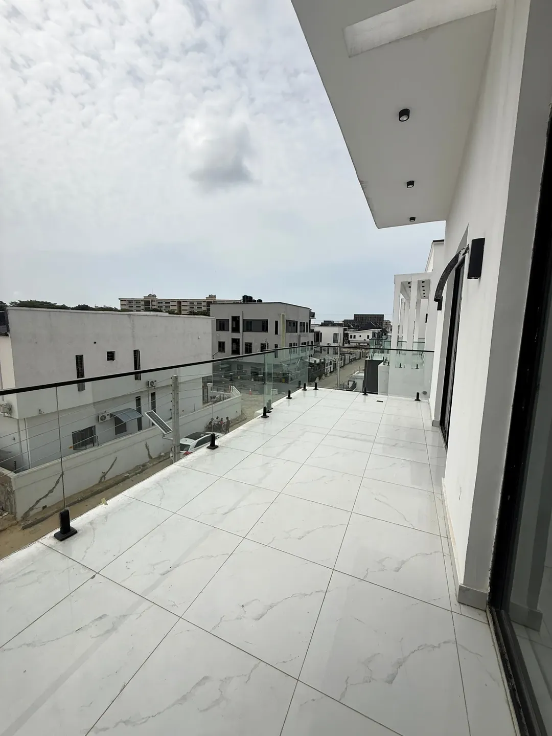 Chevron’s Finest: 4-Bed Haven with Rooftop Terrace