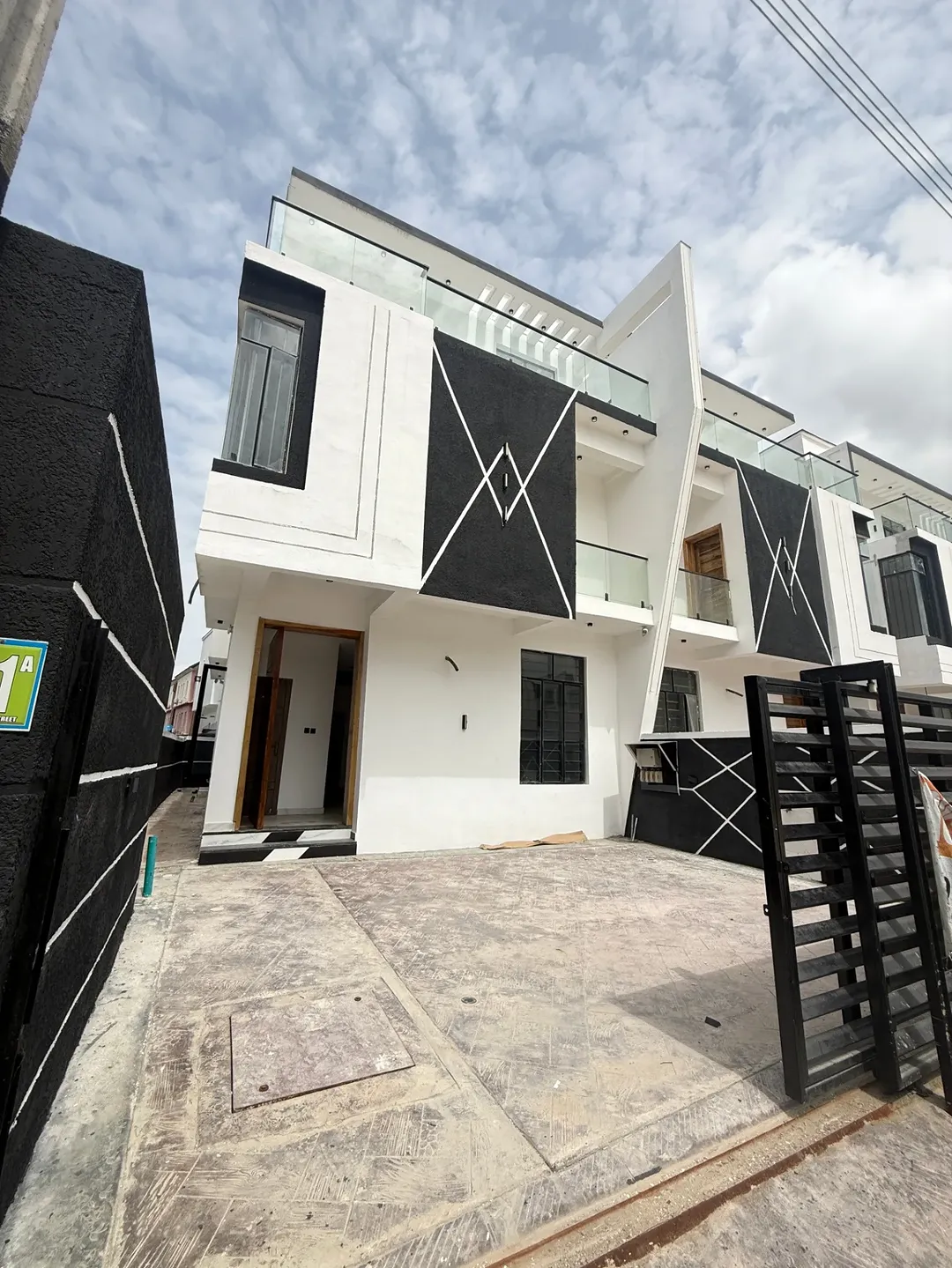 Chevron’s Finest: 4-Bed Haven with Rooftop Terrace