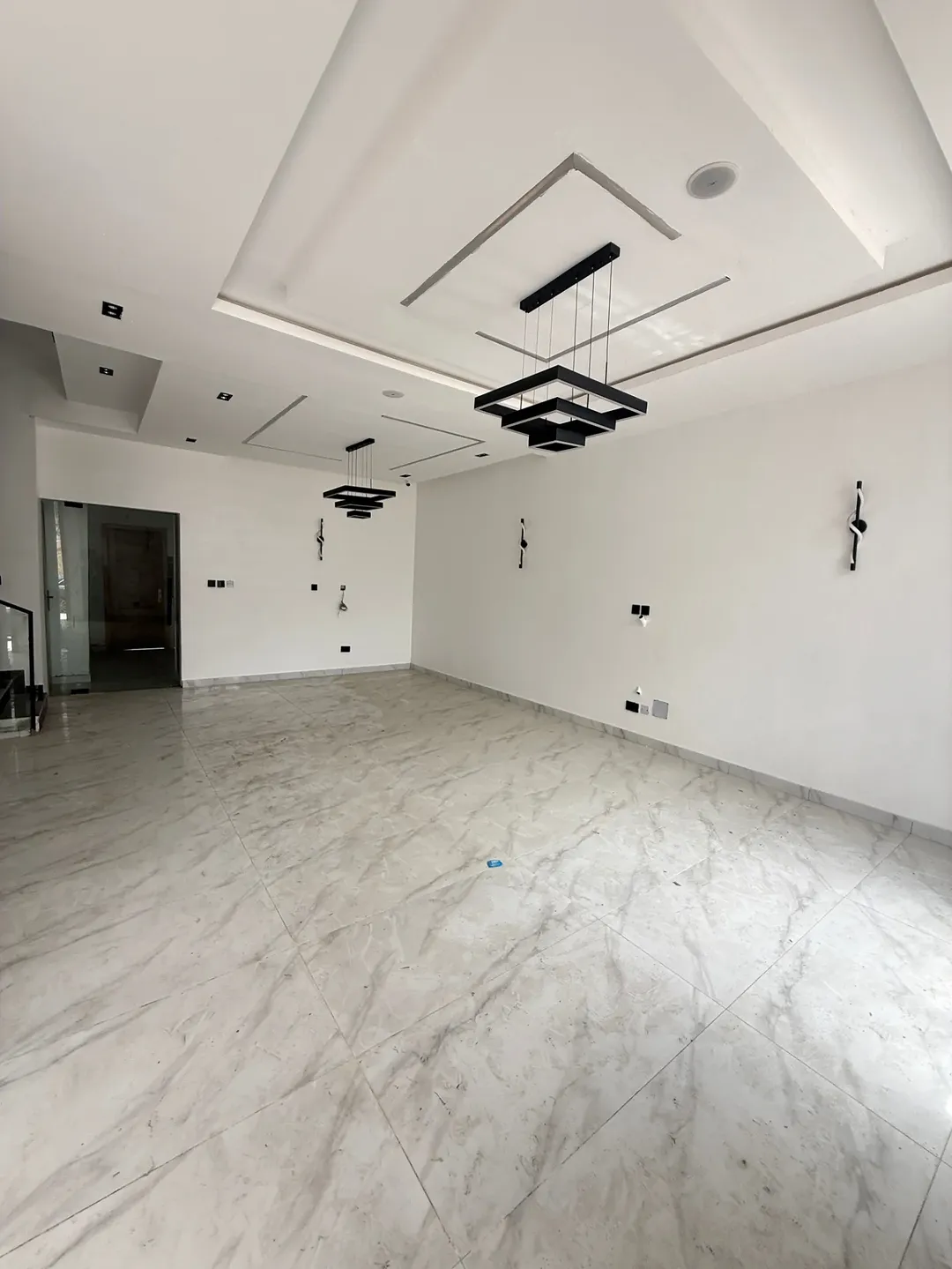 Chevron’s Finest: 4-Bed Haven with Rooftop Terrace