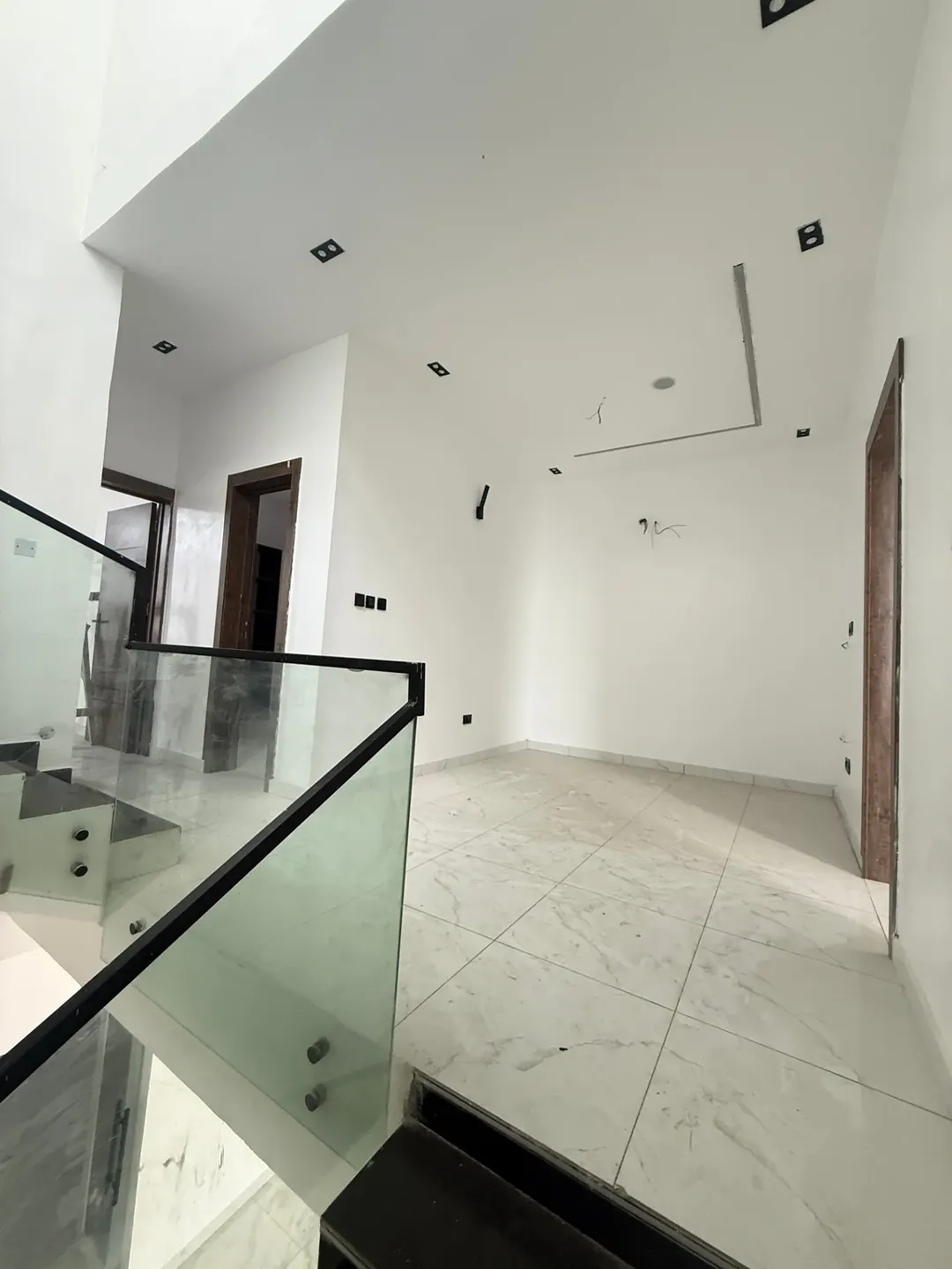 Chevron’s Finest: 4-Bed Haven with Rooftop Terrace