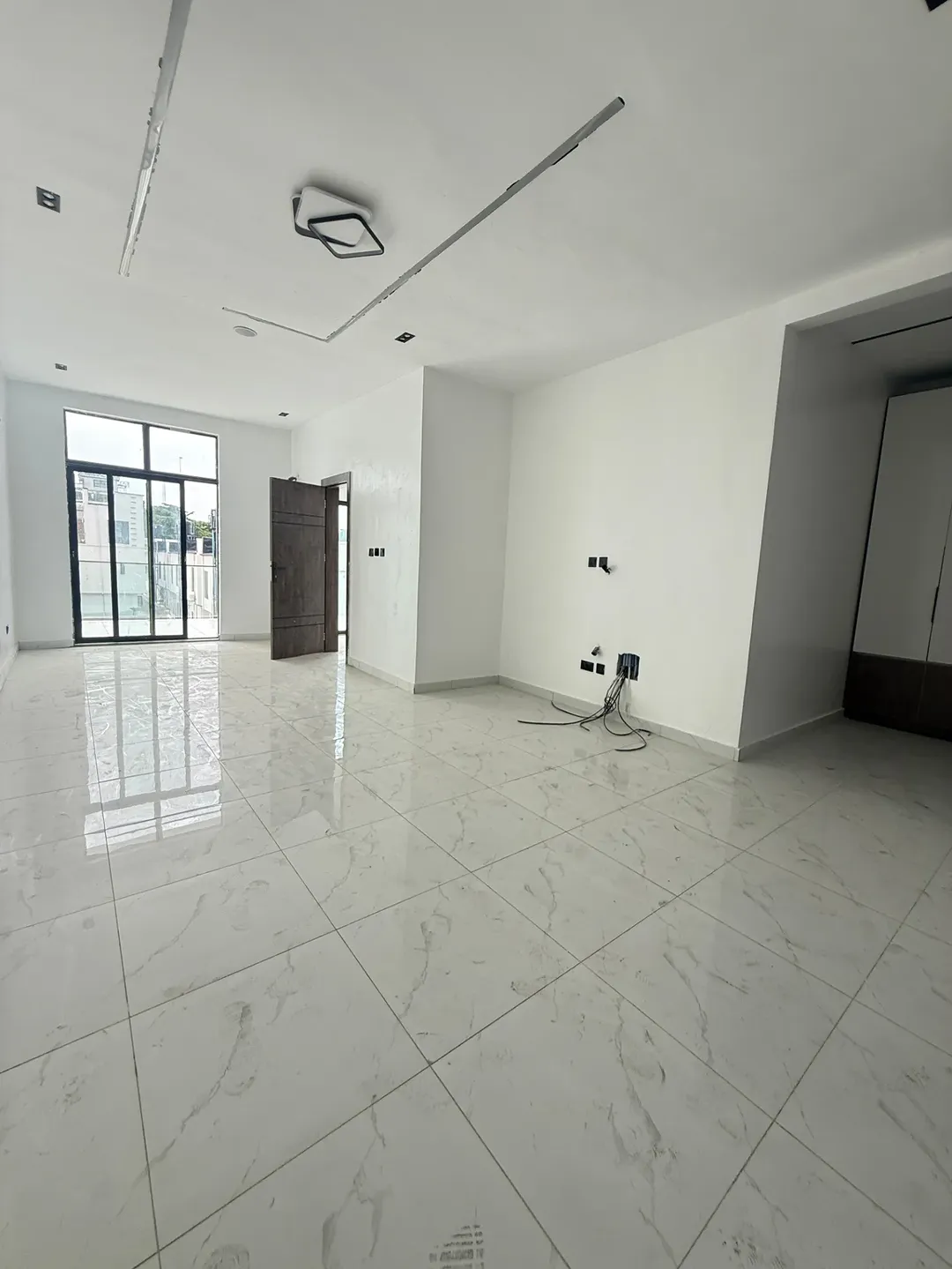 Chevron’s Finest: 4-Bed Haven with Rooftop Terrace