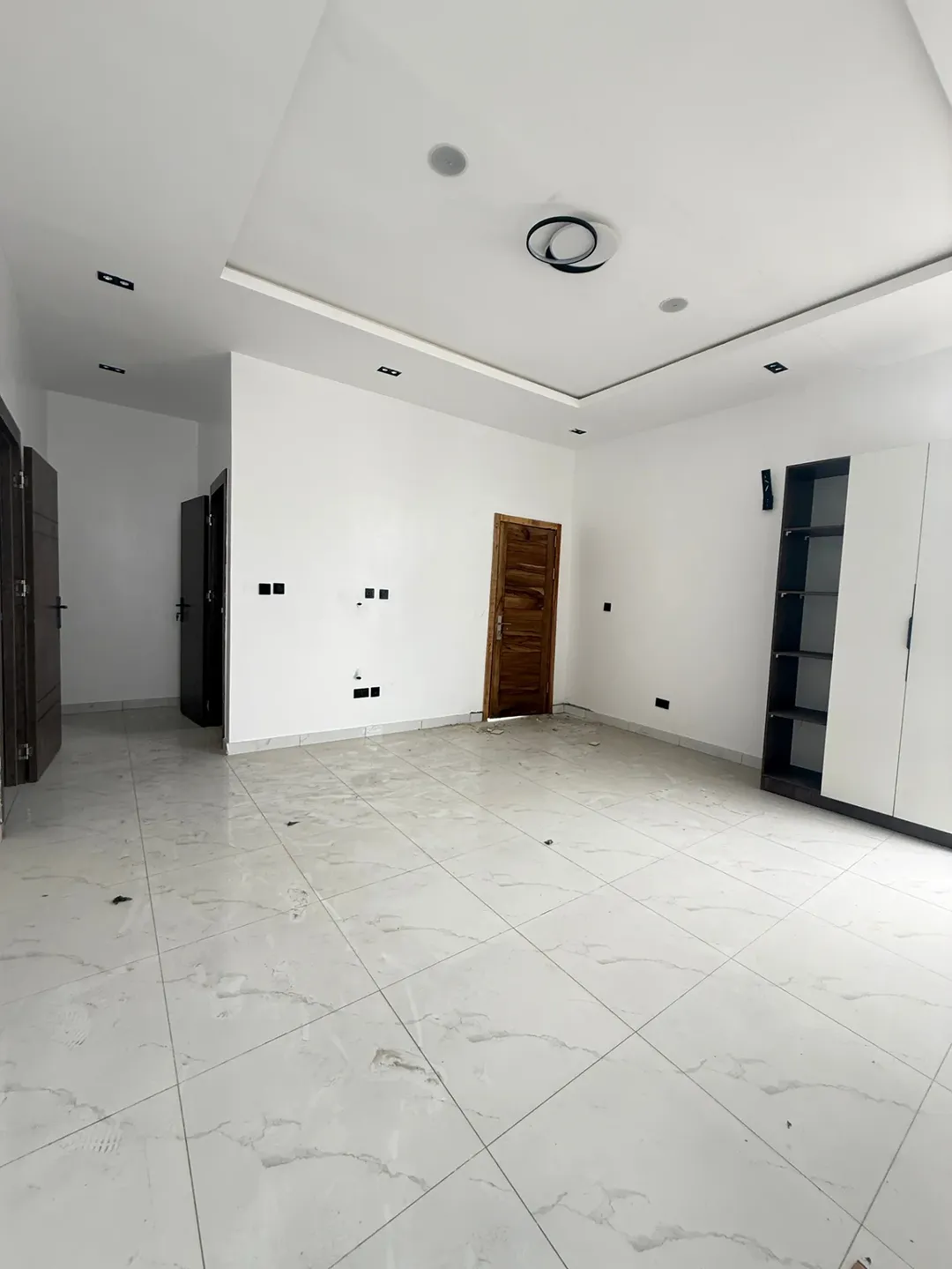 Chevron’s Finest: 4-Bed Haven with Rooftop Terrace