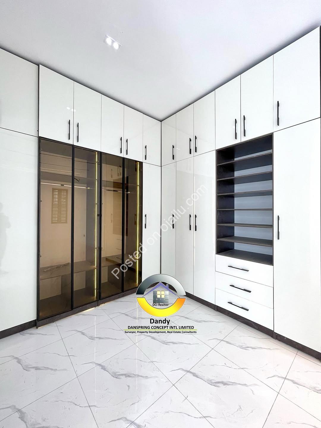 Opulent 5-Bed Haven with Pool in Lekki