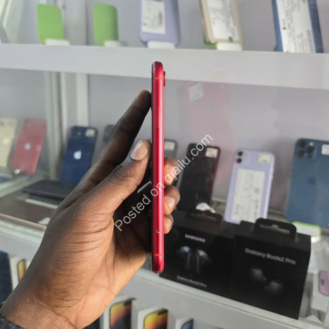 Stunning iPhone XR 256GB in Red – 86% Battery, Free Gifts!