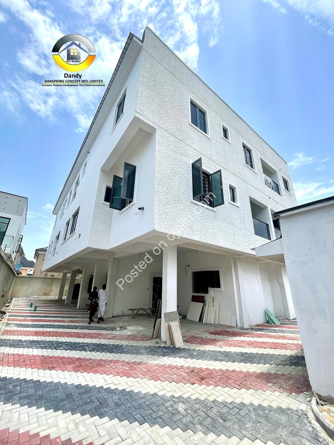 Luxury Ikota Maisonettes: Ensuite Living, Walk-In Closet & Balcony