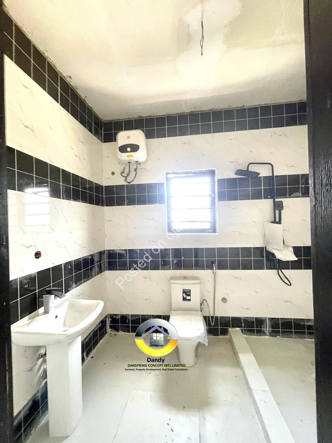 Luxury Ikota Maisonettes: Ensuite Living, Walk-In Closet & Balcony
