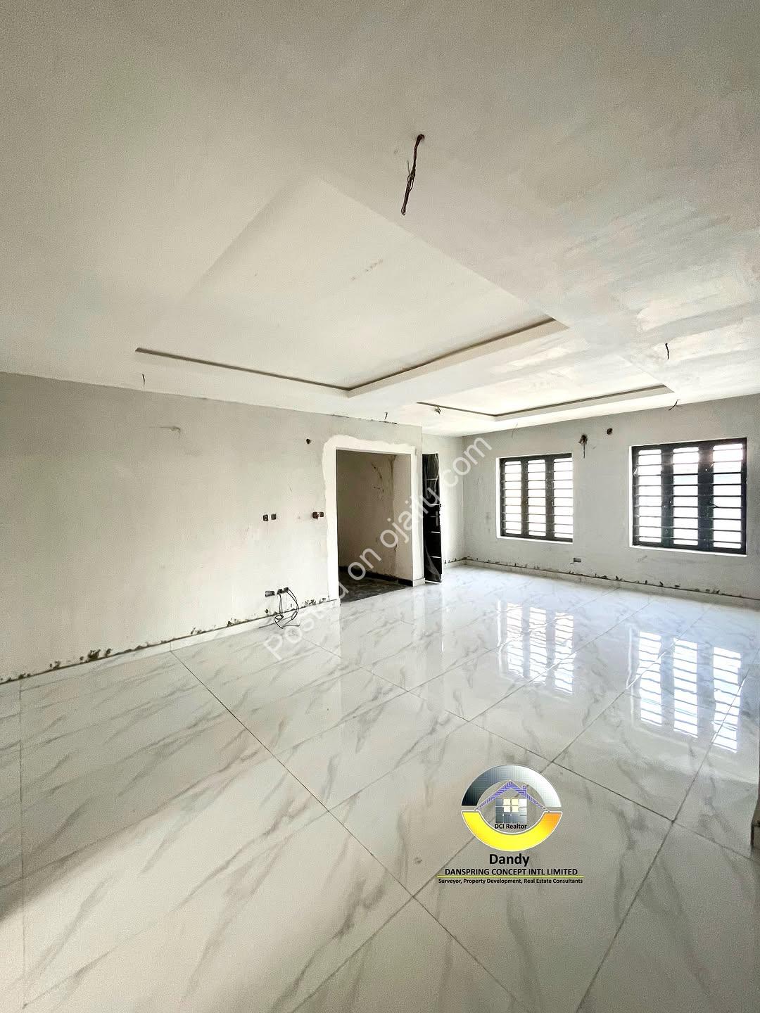 Luxury Ikota Maisonettes: Ensuite Living, Walk-In Closet & Balcony