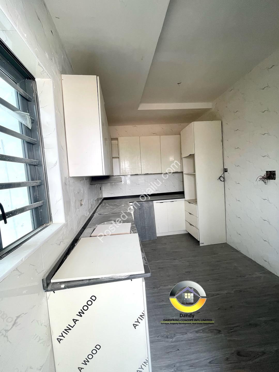 Luxury Ikota Maisonettes: Ensuite Living, Walk-In Closet & Balcony