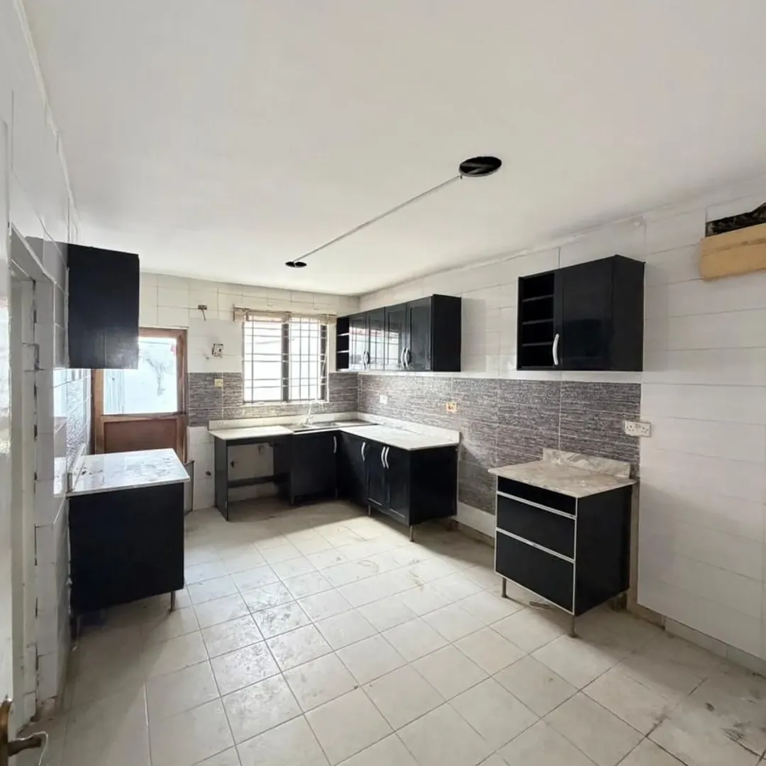 Elegant 4-Bedroom Haven with BQ in Lekki Phase 1