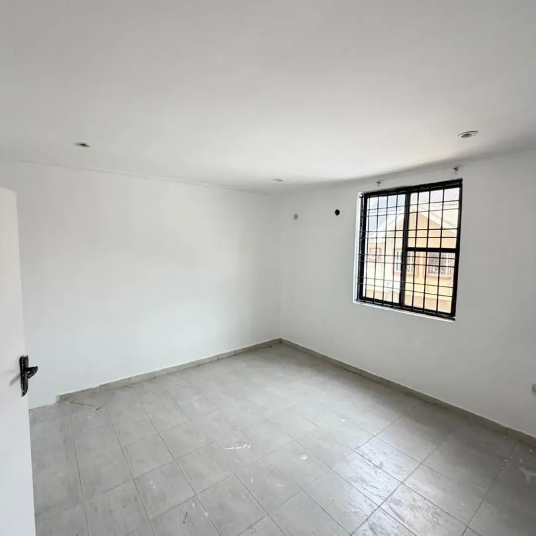Elegant 4-Bedroom Haven with BQ in Lekki Phase 1