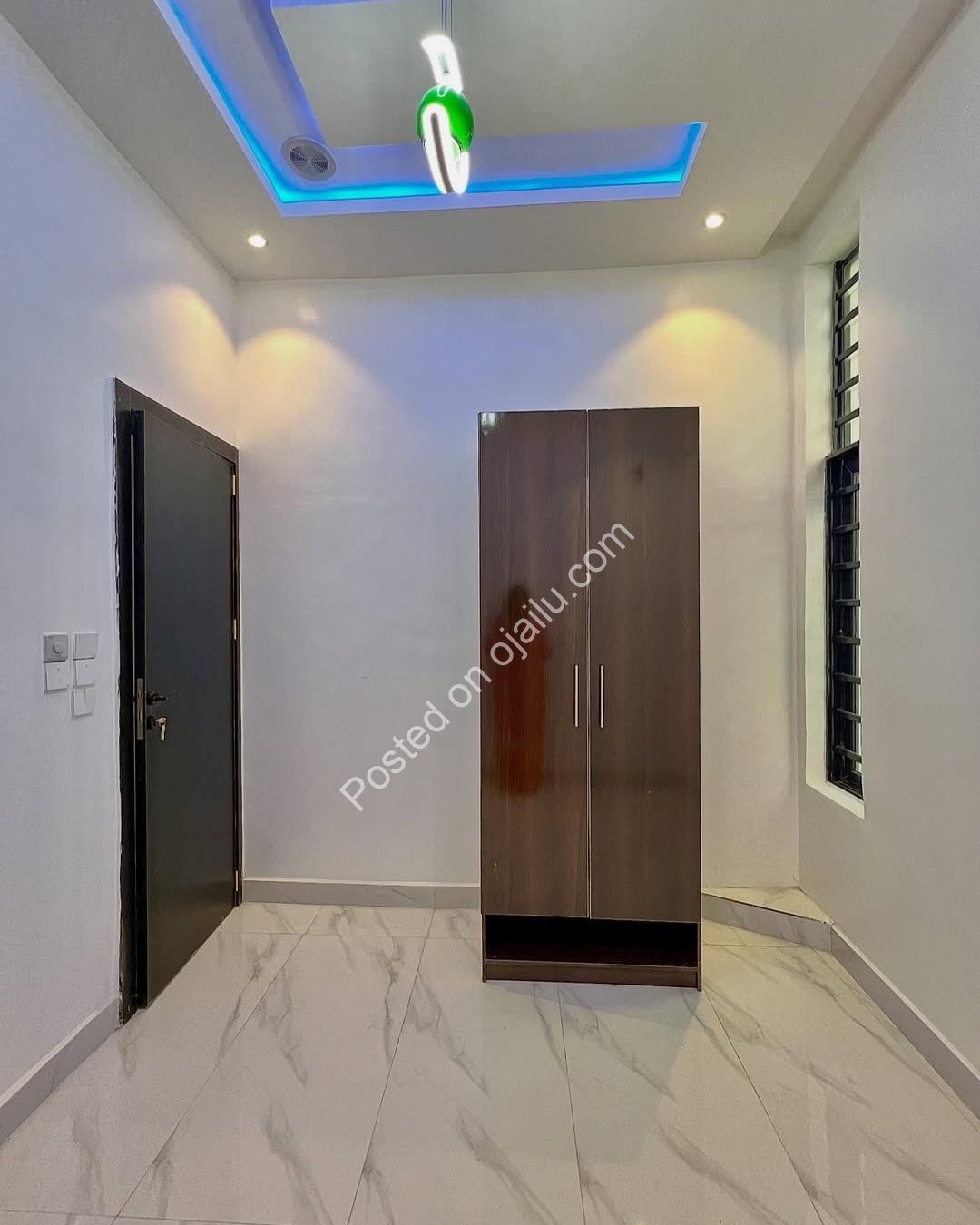 Sophisticated 4-Bed Semi-Detached in Chevron