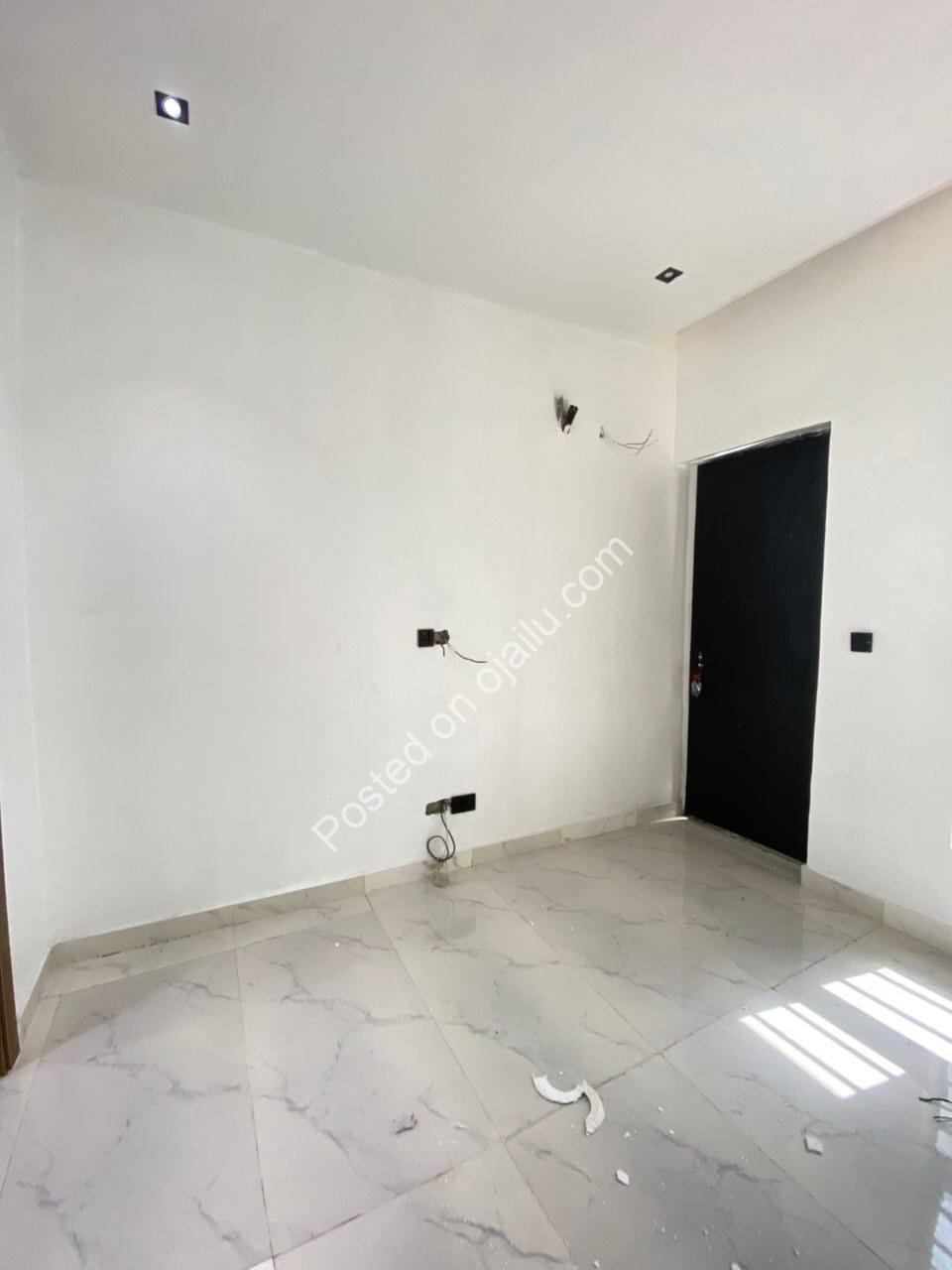 5-Bed Ensuite Haven: Modern Luxury in Ikota Gra