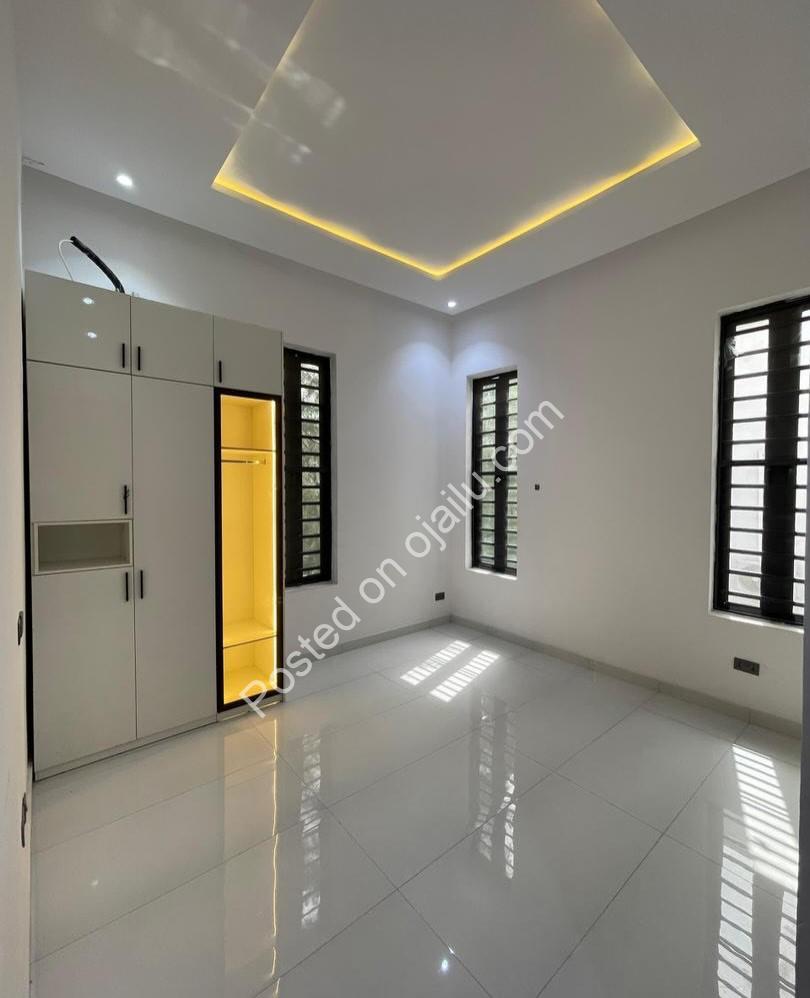 5-Bedroom Oasis with Pool in Lekki