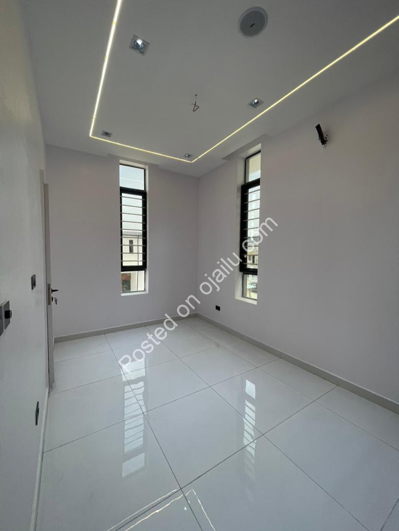 Elegant 5-Bedroom Duplex with Pool in Prime Lekki
