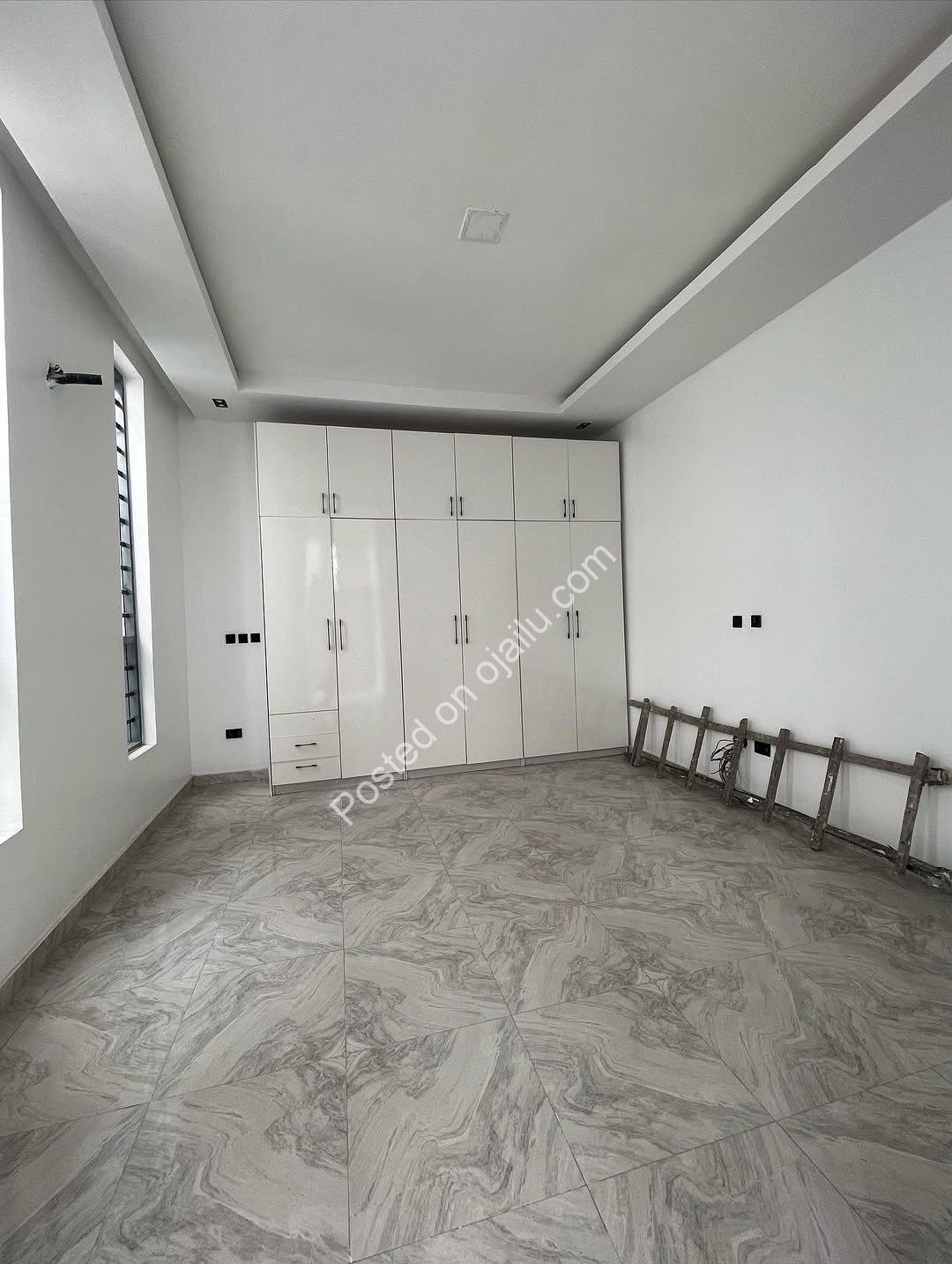 Chevron’s Crown Jewel: 4-Bed Ensuite Haven