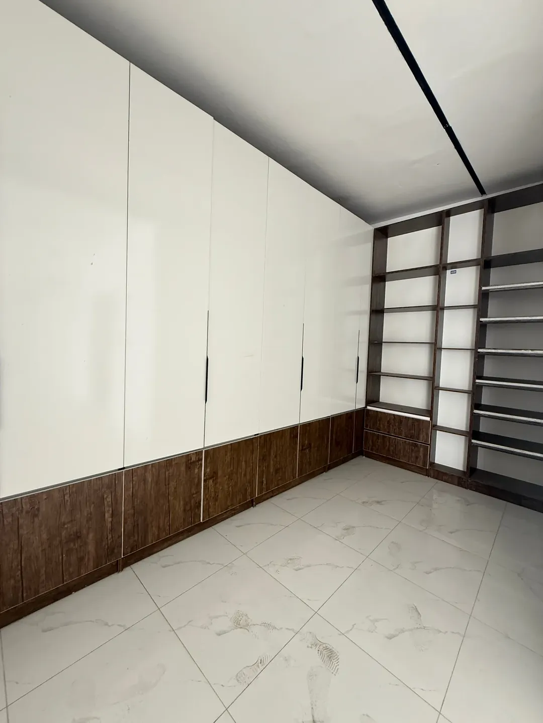 Chevron’s Finest: 4-Bed Haven with Rooftop Terrace