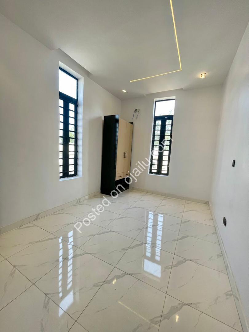 Sleek 5-Bed Haven with Resort-Style Pool in Ikota