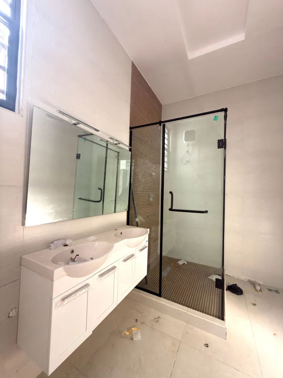 Dream Home Alert: 4BED Ensuite Paradise in Chevron Toll