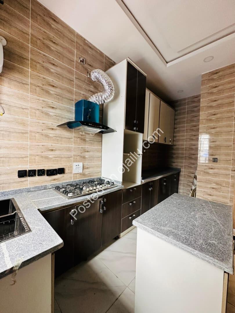 Elegant 5-Bedroom Haven with Pool & BQ in Ajah