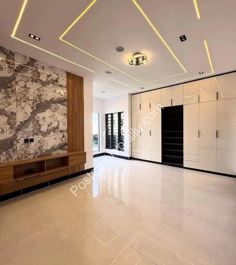 Stunning 5-Bed Lekki Duplex with Rooftop Terrace