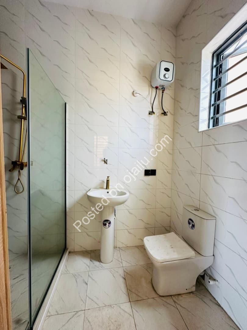 Elegant 5-Bedroom Haven with Pool & BQ in Ajah