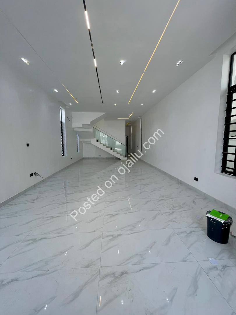 Sleek 5-Bed Haven with Resort-Style Pool in Ikota