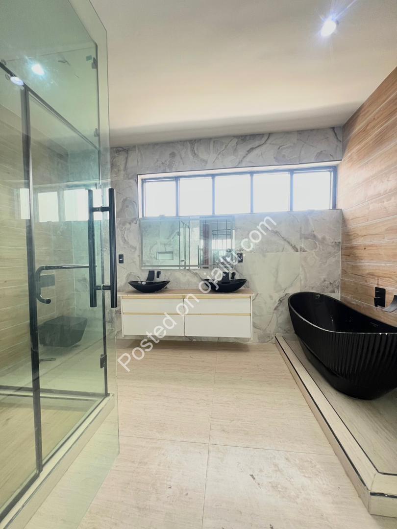 Lagos Luxury: 6-Bed Duplex with Cinema & Pool