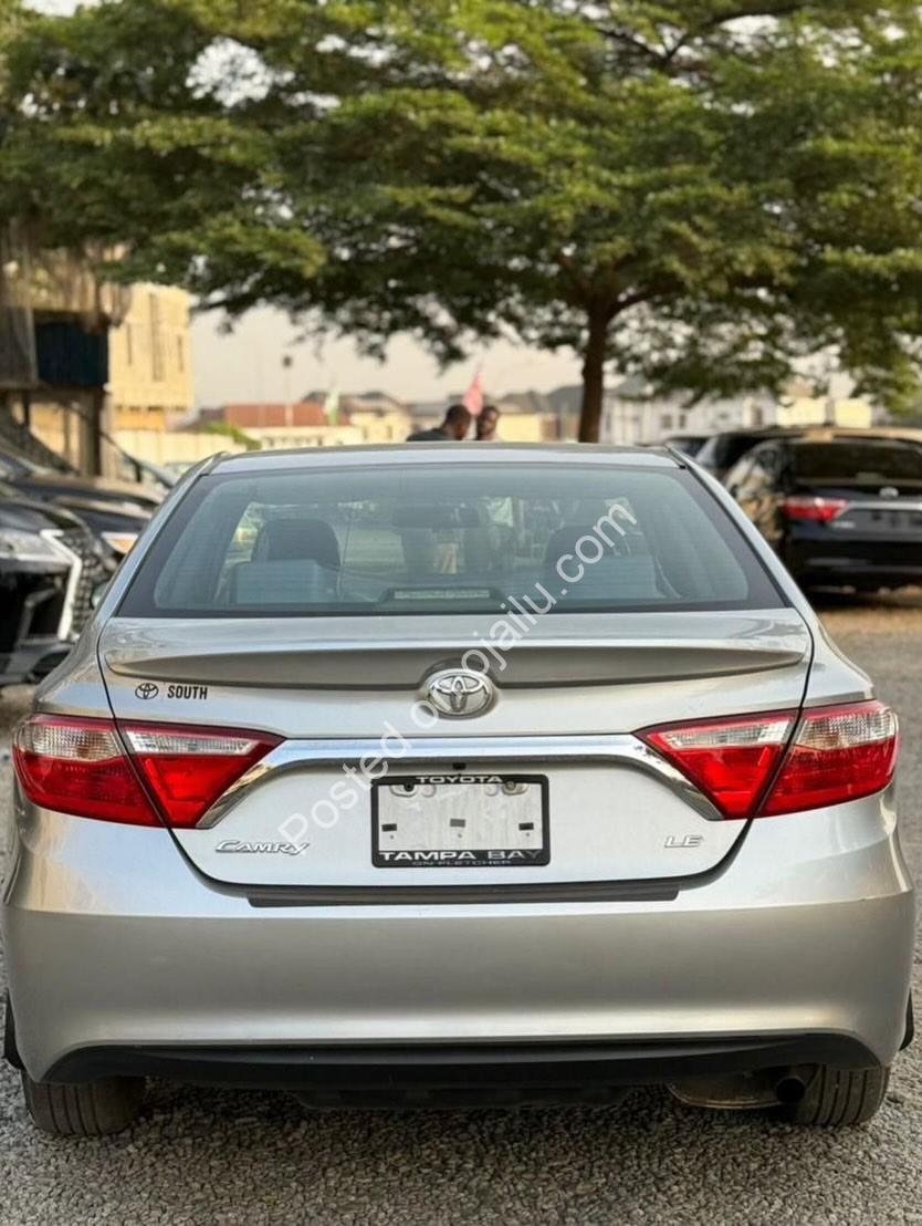 Immaculate 2015 Camry LE: Reverse Cam, Touchscreen, Duty Paid