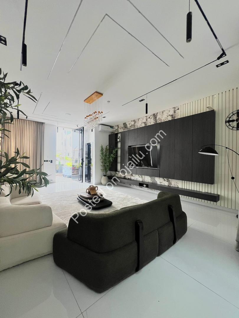 Lagos Luxury: 5-Bed Duplex with Pool & BQ