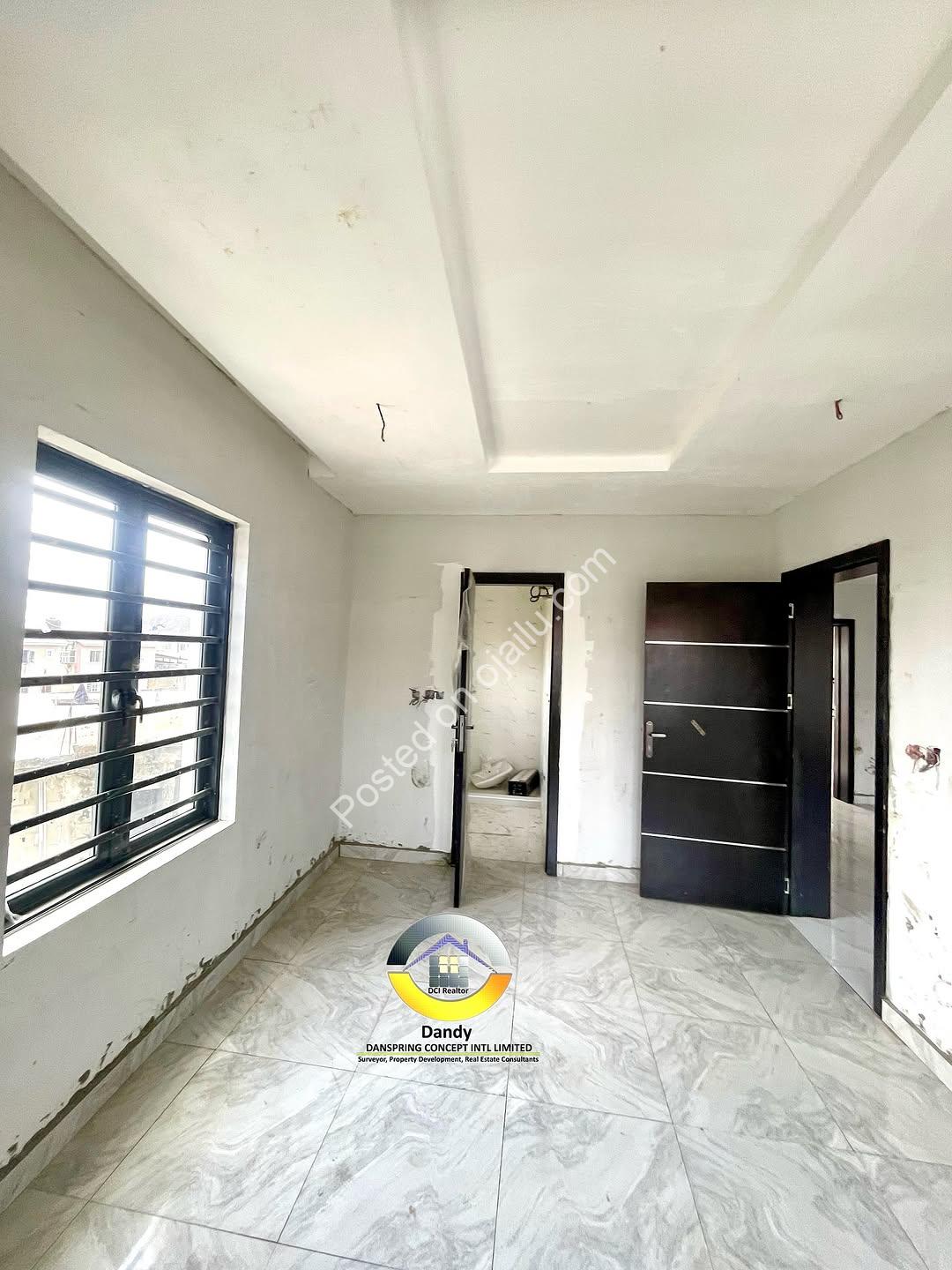 Luxury Ikota Maisonettes: Ensuite Living, Walk-In Closet & Balcony