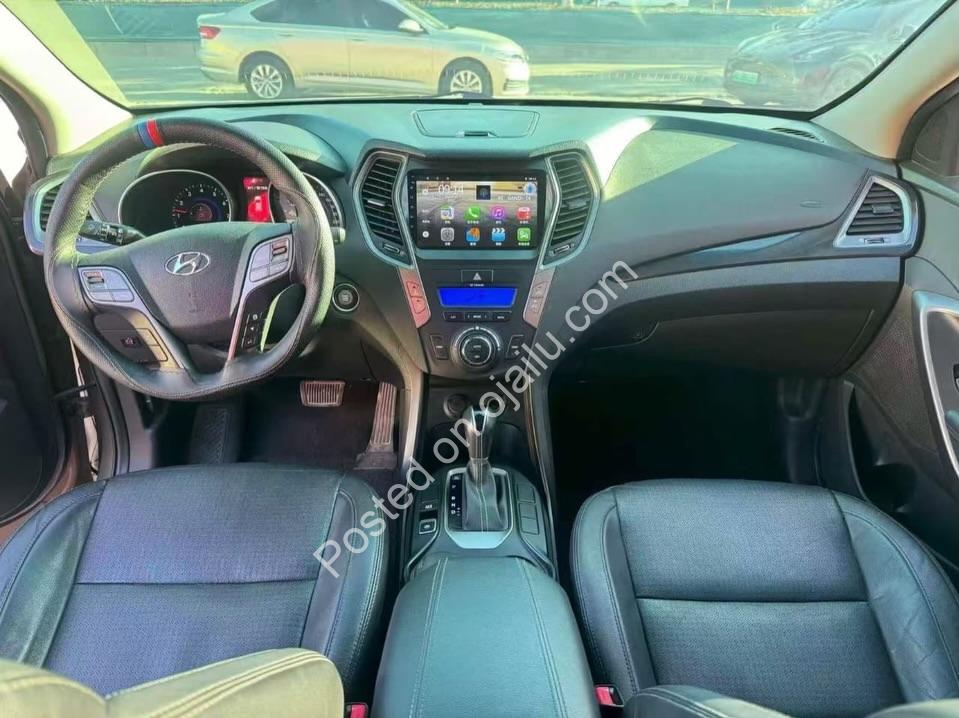 Luxury Hyundai Santa Fe: Panoramic Roof & Leather Interior