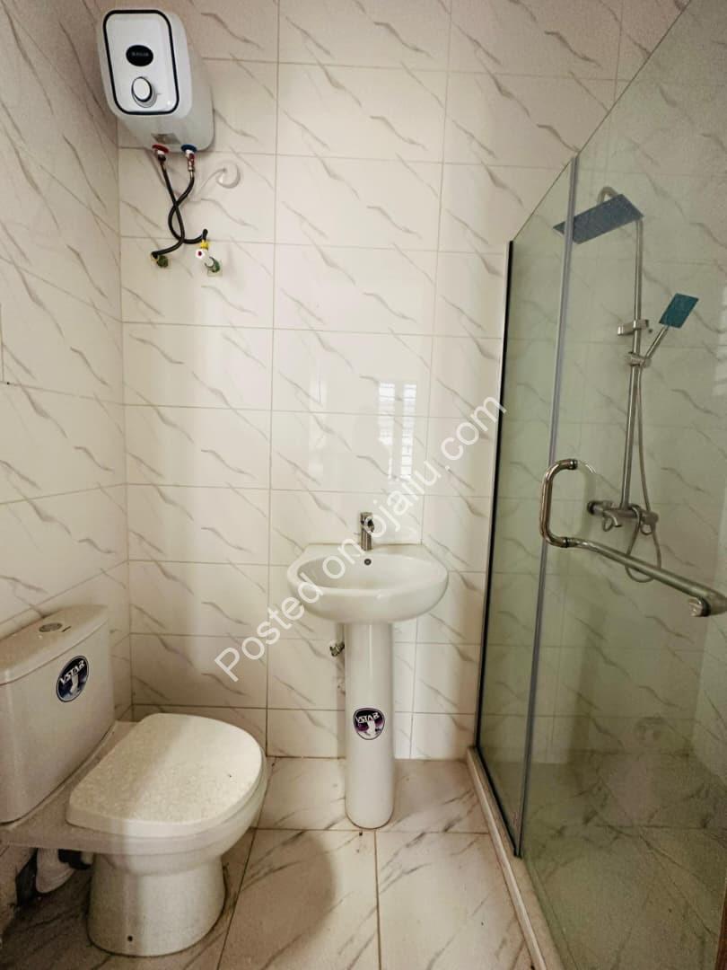 Elegant 5-Bedroom Haven with Pool & BQ in Ajah