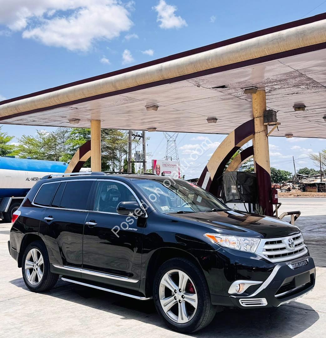 2012 Toyota Highlander: Pristine, Powerful & Accident-Free