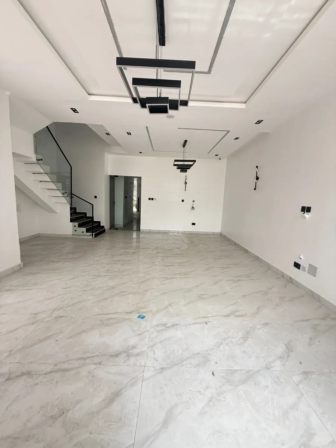 Chevron’s Finest: 4-Bed Haven with Rooftop Terrace