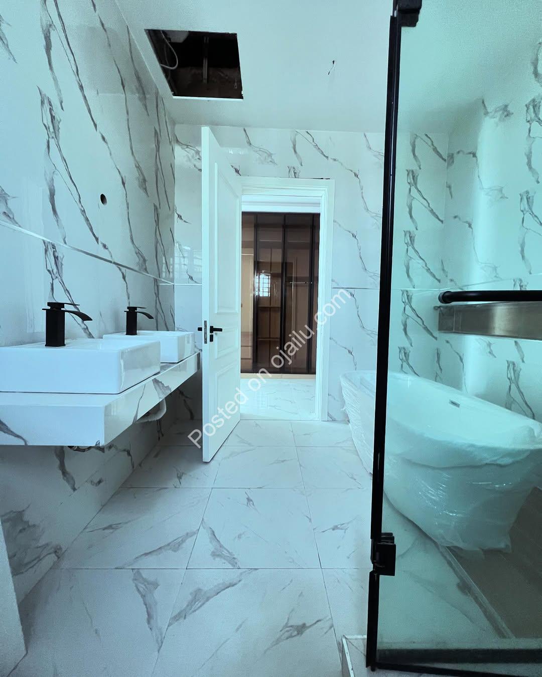 Lekki’s Ultimate Family Oasis: 5-Bed Poolside Haven