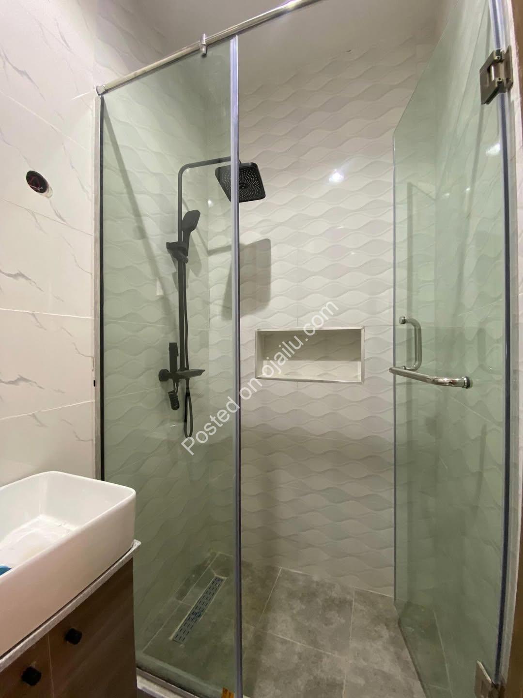 Lekki’s Finest: 2-Bed Luxury Haven with Gym & Balcony