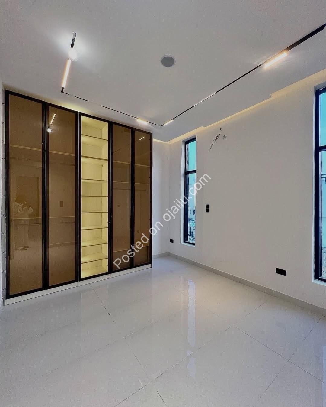 Exquisite 5-Bedroom Haven with Pool in Chevron