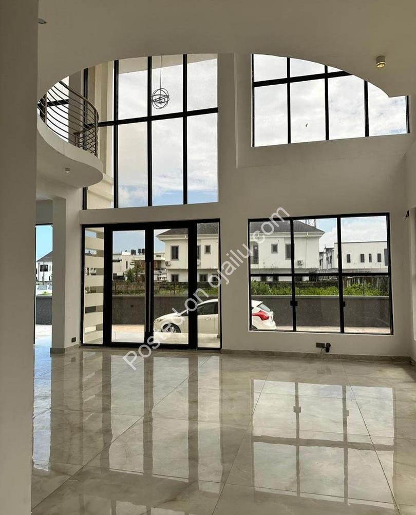 Stunning 5-Bed Duplex with Pool in Orchid