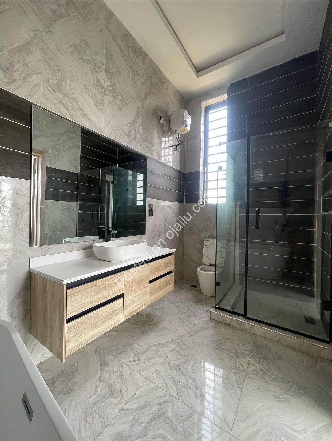 Chevron’s Crown Jewel: 4-Bed Ensuite Haven