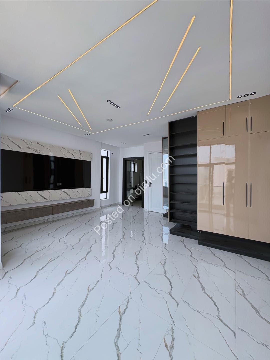 Dream Home Oasis: 4BR Duplex with Pool & BQ