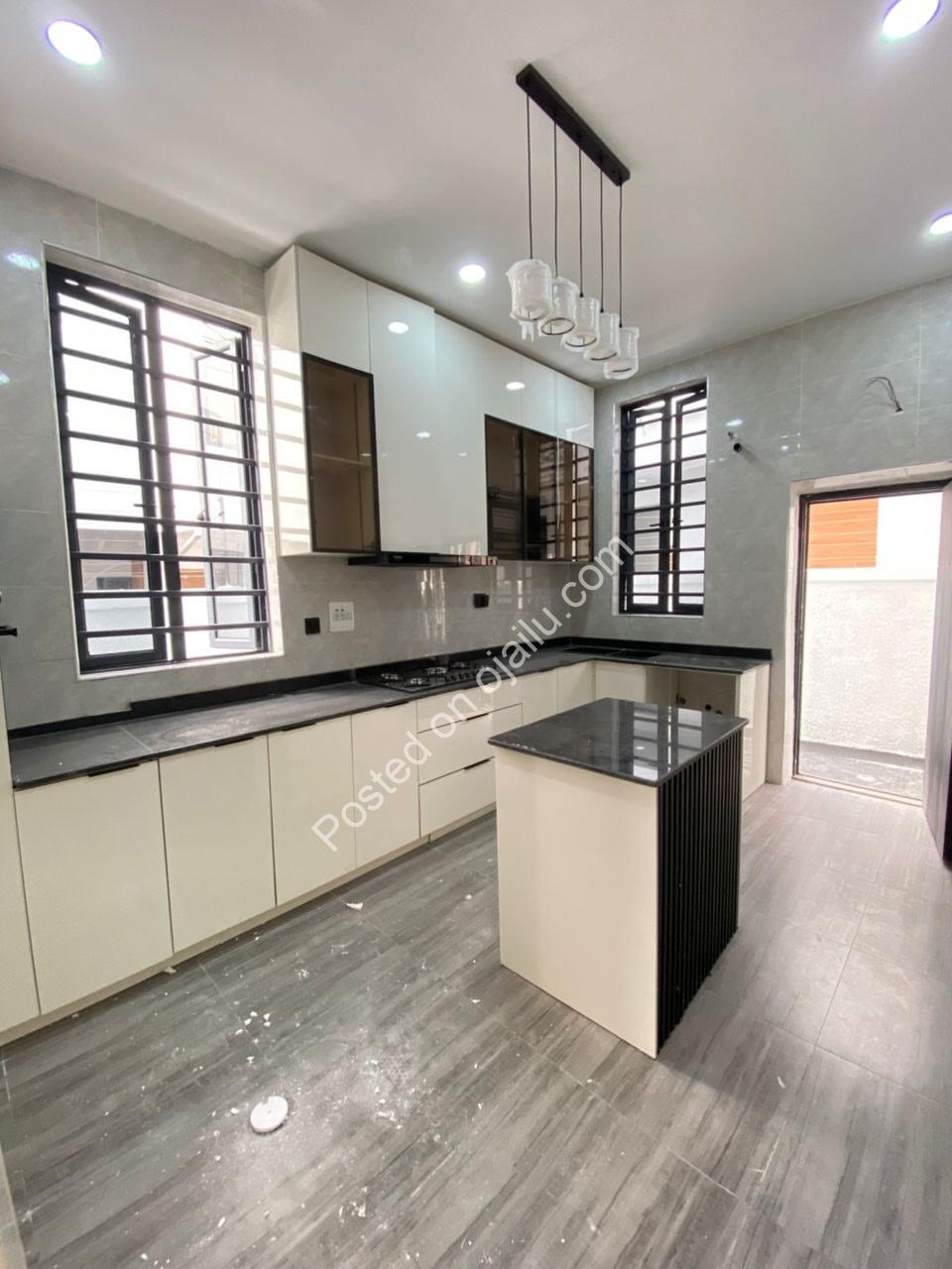 5-Bed Ensuite Haven: Modern Luxury in Ikota Gra