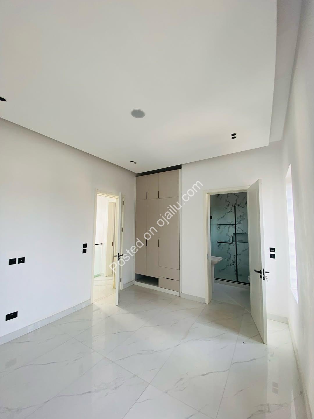 Chevron’s Crown Jewel: 5-Bed Poolside Estate