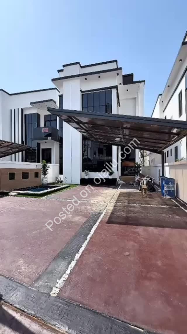 Lekki’s Elite 5-Bed Poolside Duplex